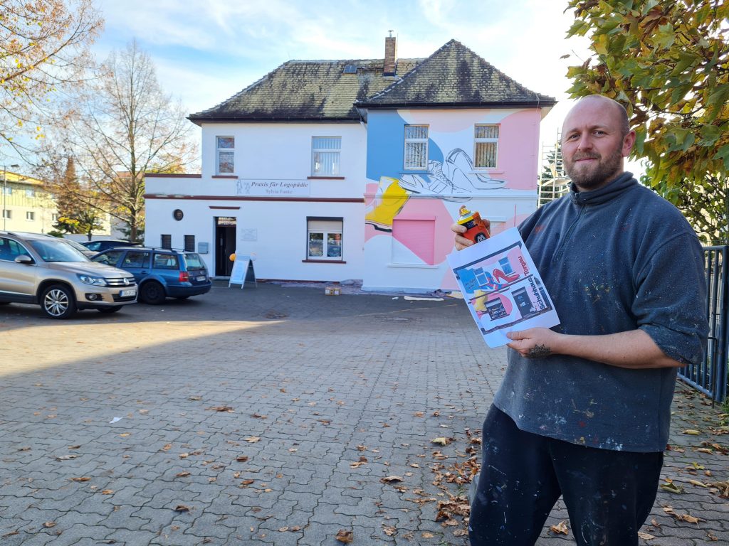Grafitti-Künstler Christian in Torgau vor seinem Kunstwerk
