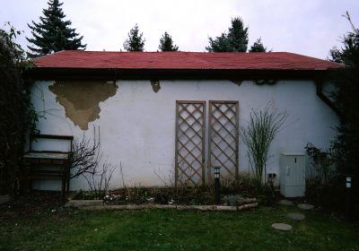 Wand mit Putzschäden